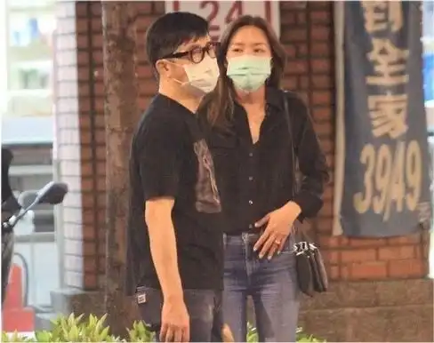 60岁庾澄庆罕见公开一家四口合照,与小14岁娇妻带子女爬山