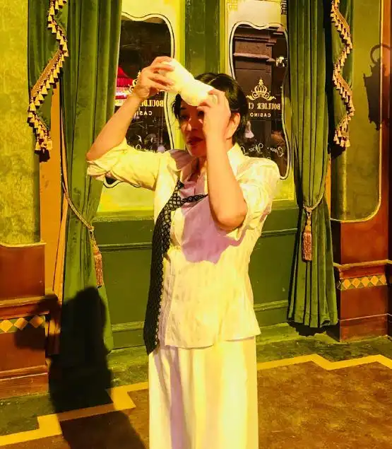 刘晓庆拍八佰受伤额头肿大包坚持拍戏,网友额头像寿星公