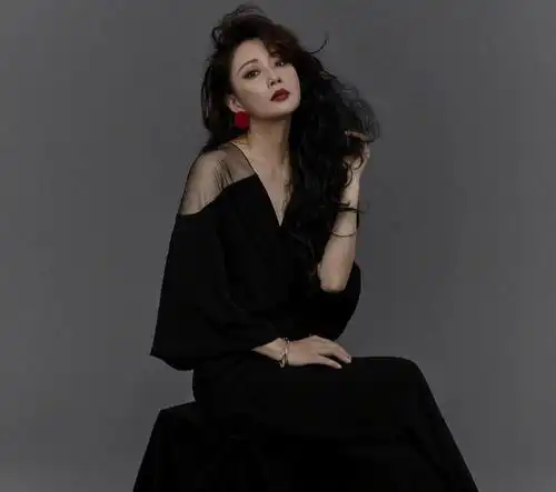 殷桃穿西装依旧女人味儿十足,41岁人美身材好,气质却越发冷艳