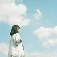 求qq情侣皮肤,一男一女,能拼在一起的