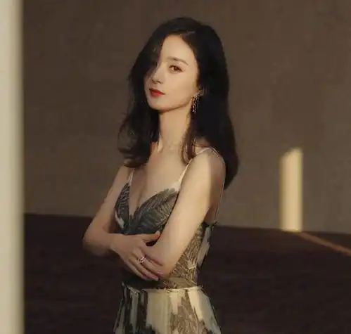 贵气逼人赵丽颖新造型不输豪门女星,把2万6的包背出百万奢华感