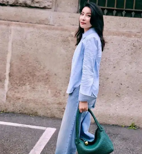 郭晶晶彻底摊牌不装了,特殊身份曝光,原来霍震霆当年没说错