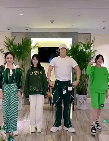 钟丽缇一家四口同框,12岁女儿身高165,张伦硕太年轻不像继父