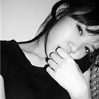 求类似于这样的qq头像女生伤感的,最好是黑白的,稍多点