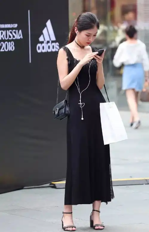 在春天搭配高跟鞋出街,时尚又有魅力