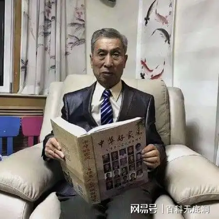 老年人用的头像女退休