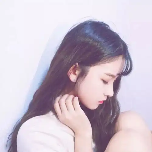 女生头像黑白侧脸短发少