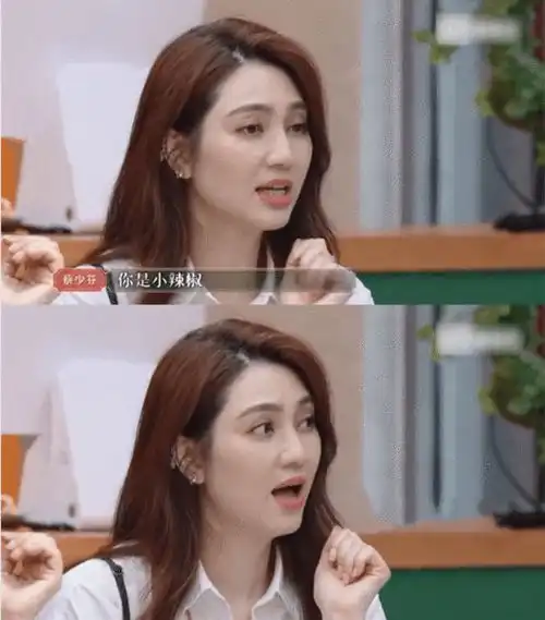 请吃饭的姐姐洪欣太甜了,简单穿搭也有高级感,49岁美成少女