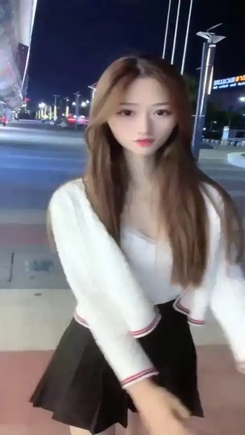 甜美怡人的气质美女,一身经典的黑白穿搭,优雅又时尚美翻了