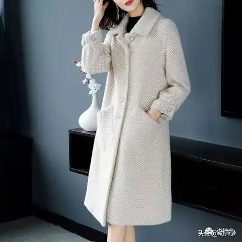 女人到四五十岁,不要穿得老气,试试下面绒绒外套,迷人又保暖