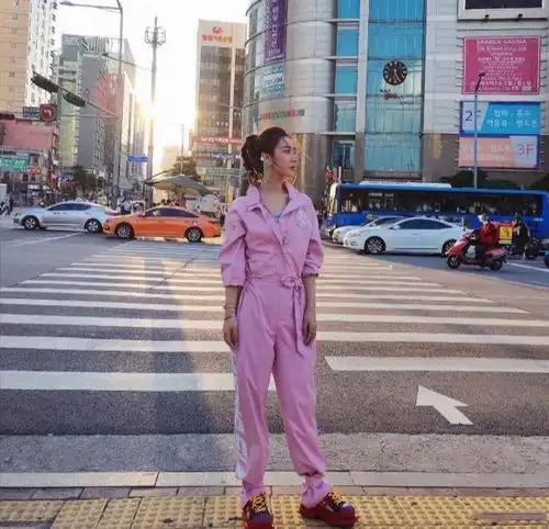 薇娅不愧是时尚女主播,穿粉色工装裤走机场好飒美,少女感十足