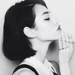 性感女生头像带纹身短发