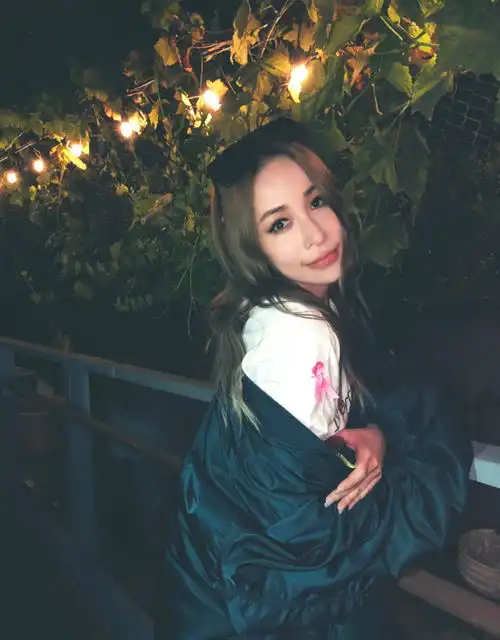 萧亚轩与小16岁男友罕见秀恩爱,两人穿睡衣,黄皓紧抱女友太甜了