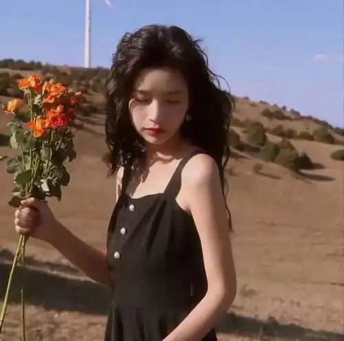 手拿捧花的头像女