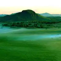 绿色的草地和大山风景