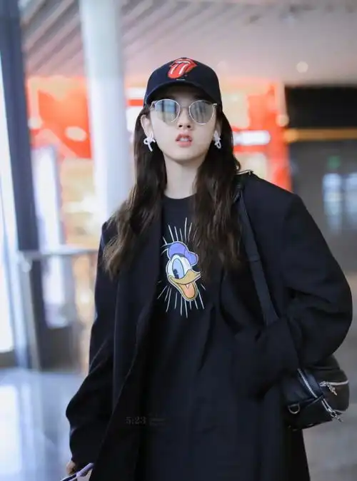 21岁宋祖儿罕见这么高调,32度穿2999男士西装走机场,酷得不敢认