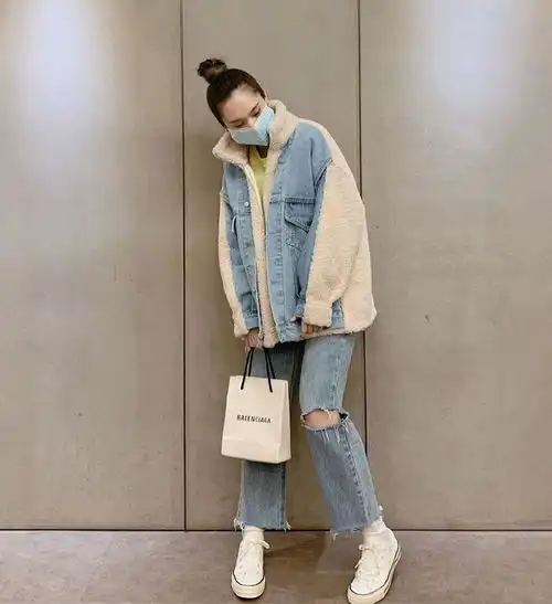 36岁杨丞琳真嫩,穿拼接外套破洞裤,戴口罩都是俏皮少女范