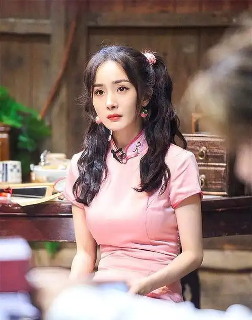 杨幂粉色旗袍来了少女感十足的好身材她是人间水蜜桃吧