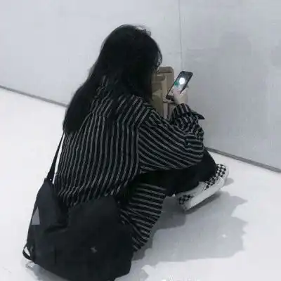 伤心而难过的高冷头像