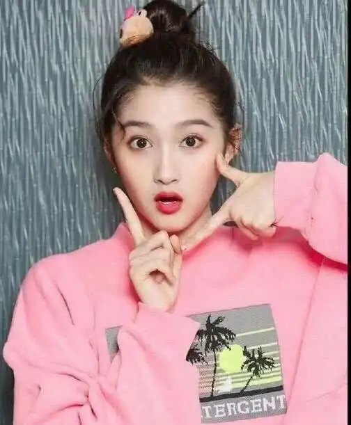 李小璐撞衫关晓彤,同穿粉色露脐装,一个网红感一个青春十足