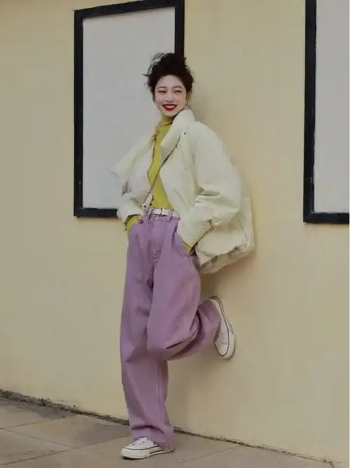 年轻女孩别总穿黑白灰羽绒服,很单调多穿穿亮色系,太洋气了