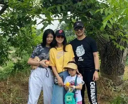 汪峰一家上山摘水果,两个女儿颜值超高,章子怡小腹平坦恢复好