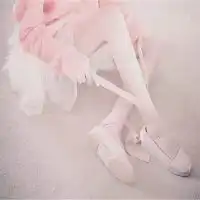 最新女生露锁骨的头像微信头像图片大全