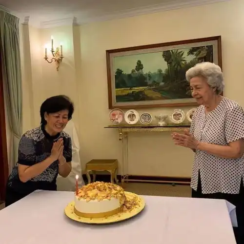 柬埔寨太后的新照养眼蕾丝披肩暴露少女心,比95岁英女王更优雅