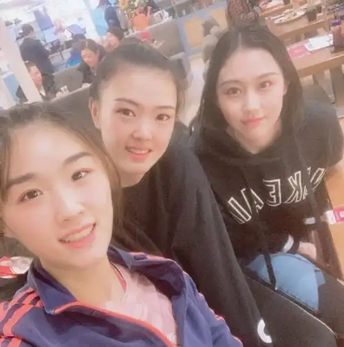 中国女排队长朱婷身上有两处纹身网友请郎平带朱婷去洗掉啊