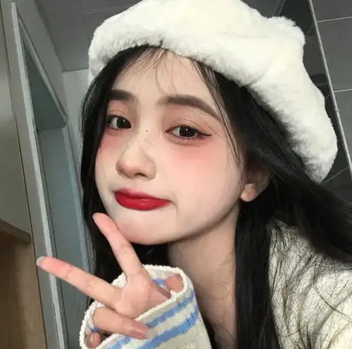 超可的戴帽子女生头像