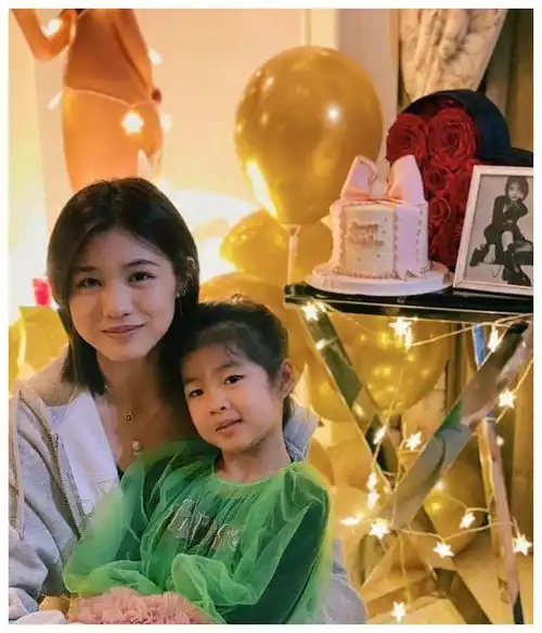 章子怡继女16岁了,你们看她长得像谁