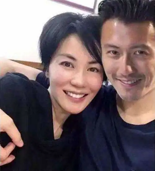 谢霆锋长子恋情疑曝光与年长女性亲密出行被拍,16岁越来越像爸