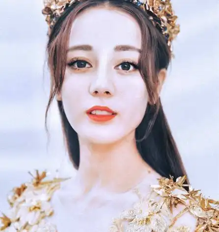 迪丽热巴cos狐妖小红娘,赤脚穿一袭红衣,网友被上帝吻过的腿