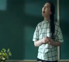 小明上课开小差,被美女老师逮个正着,老师差点气岔了