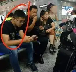 小女孩被熟人猥亵,男子在火车站当众伸进衣服摸胸,恶心