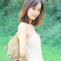 短发墨镜豪放女孩