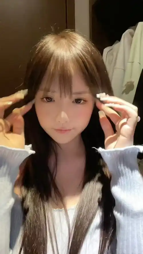 楚楚动人,清纯甜美复古气息美女小姐姐,甜过初恋的感觉