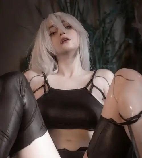 俄罗斯美女cos尼尔a2美图颜值很高身材火辣