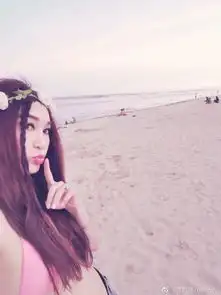 温碧霞晒比基尼照秀好身材花朵头饰超少女
