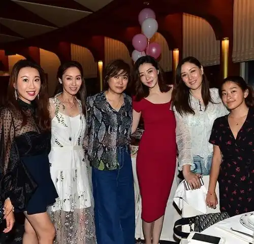 一家四口的头像两女儿熊