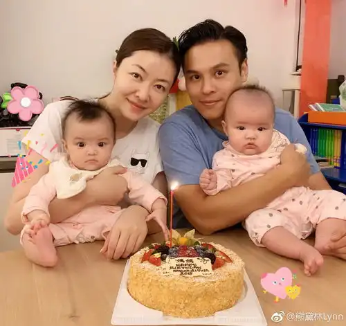 熊黛林晒夫妻俩儿时照与双胞胎女儿对比,庆祝结婚两周年快乐