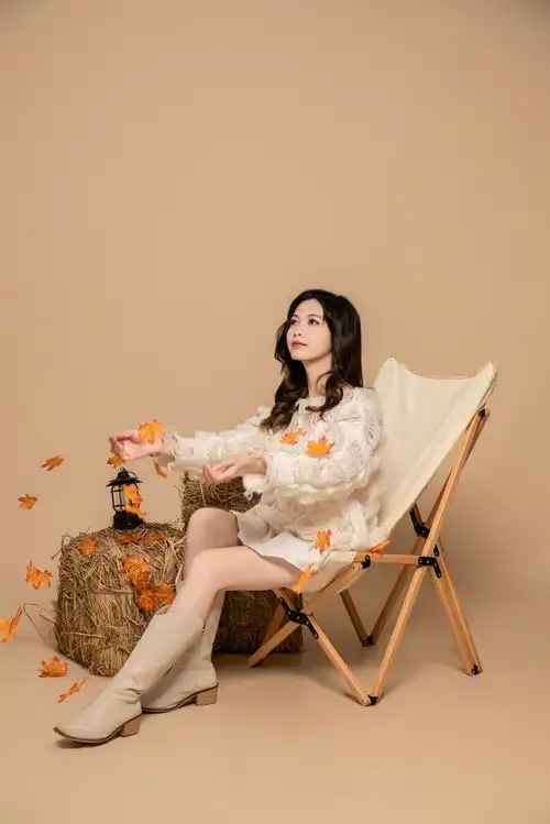 露营椅落叶枫叶秋季时尚女生人物摄影图摄影