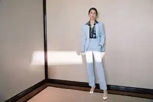 海清保养得也太好了,穿透视上衣配皮裙,秀漫画腿美回18岁