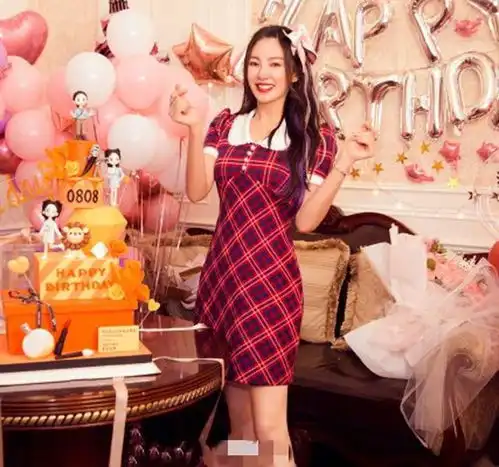 霸气的张雨绮也有少女的一面,穿红色格子连衣裙,娇俏气质藏不住