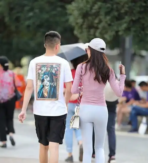 舒适自在的打底裤穿搭显得有品位,简约随性美丽又吸睛,垂感十足