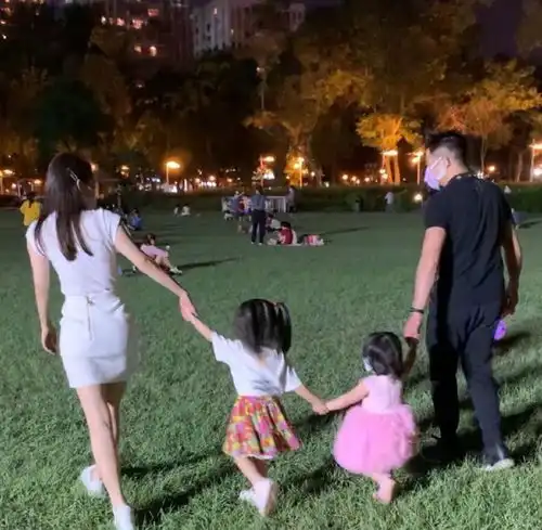 郭富城曾为方媛豪掷千万买房,接女儿的样子让网友感叹娶对了人