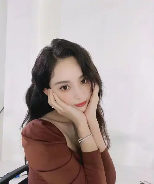 古力娜扎,一位人群中闪闪发亮的女子,漂亮又会穿