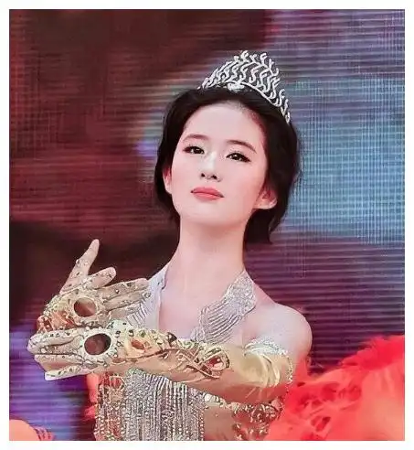 都说赵丽颖金鹰女神最美,看刘亦菲,才知啥叫一张脸拯救一件衣服