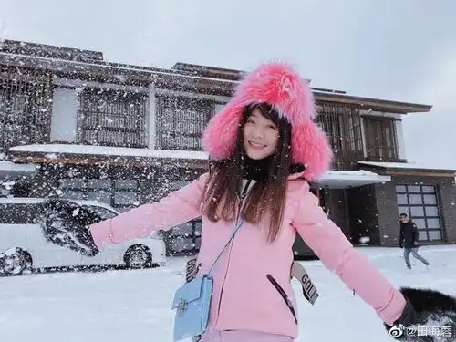 田海蓉在滤镜下,穿粉色滑雪服像极了少女,看起来很清纯有活力