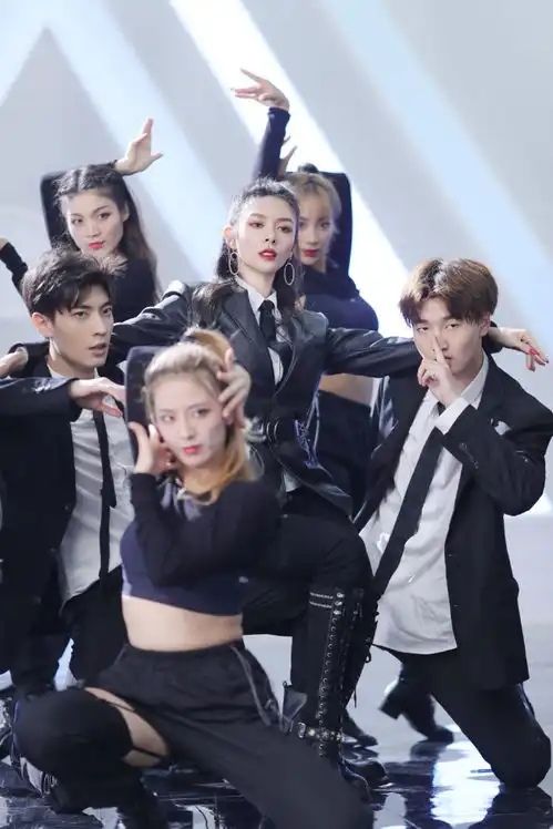 火箭少女解散后傅菁放飞了,穿v领西装戴宽檐帽,霸气似女王